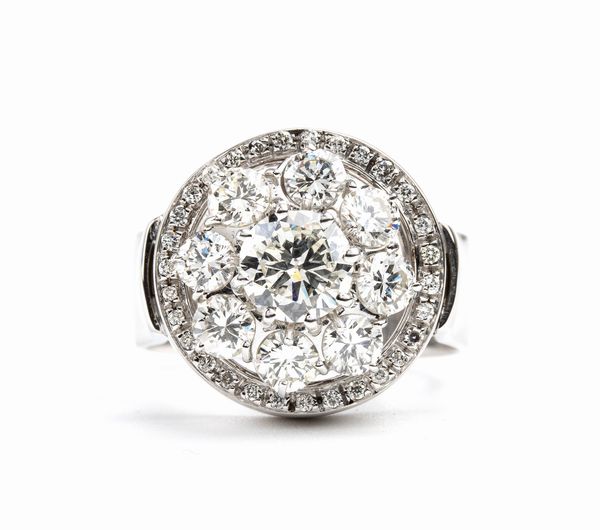 Anello in oro con diamanti  - Asta Gioielli e Argenti del XX secolo, con una selezione di Orologi da polso e Penne da collezione - Associazione Nazionale - Case d'Asta italiane