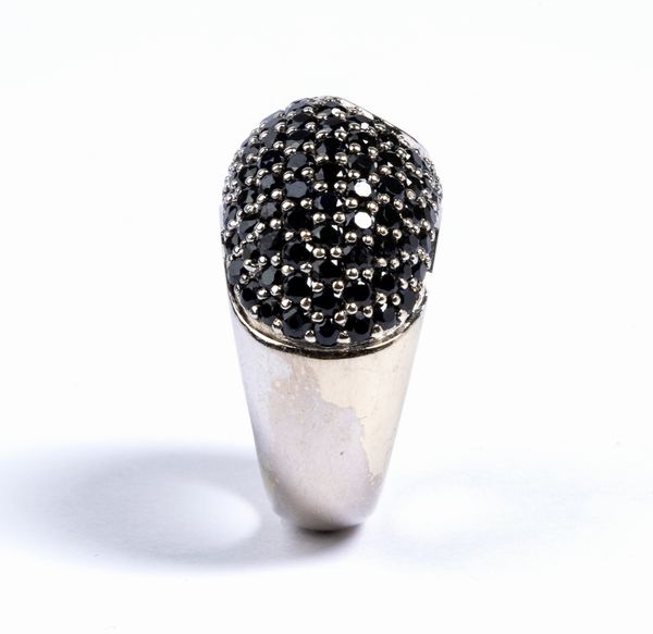 Anello a fascia in oro con diamanti e zaffiri  - Asta Gioielli e Argenti del XX secolo, con una selezione di Orologi da polso e Penne da collezione - Associazione Nazionale - Case d'Asta italiane