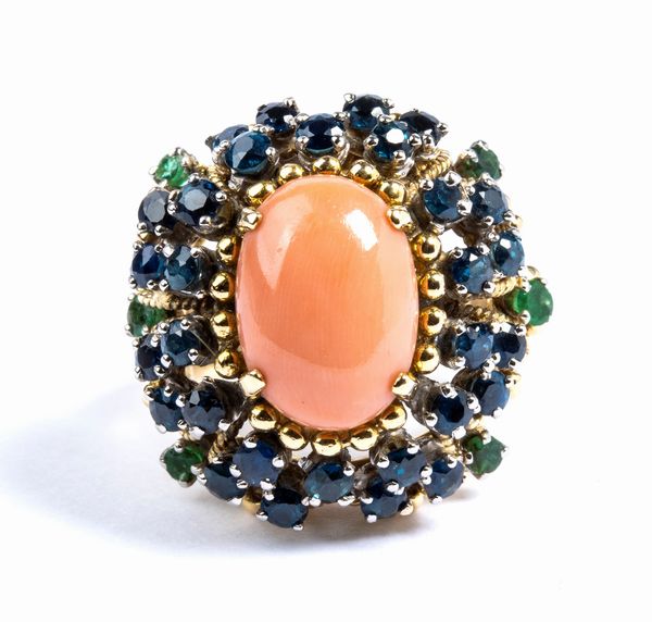 Anello a fascia bombata in oro con corallo cerasuolo e zaffiri  - Asta Gioielli e Argenti del XX secolo, con una selezione di Orologi da polso e Penne da collezione - Associazione Nazionale - Case d'Asta italiane