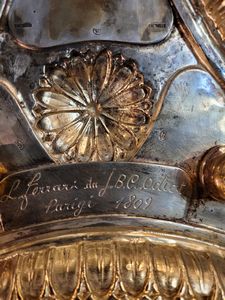 Importantie coppia di zuppiere italiane in argento dorato con piatti  - Asta Gioielli e Argenti del XX secolo, con una selezione di Orologi da polso e Penne da collezione - Associazione Nazionale - Case d'Asta italiane