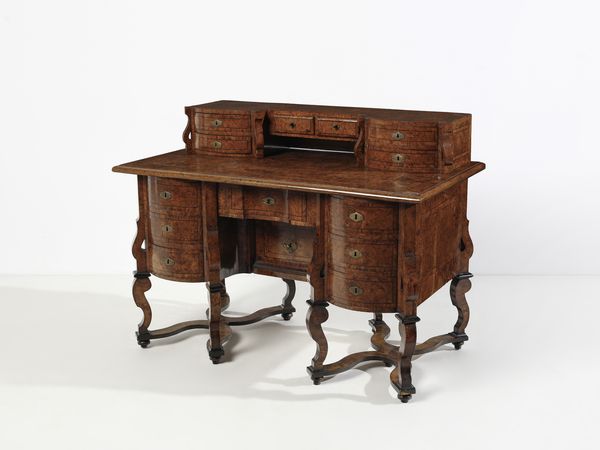 MANIFATTURA LOMBARDA DEL XVIII SECOLO : Scrivania 'mazzarina' lastronata in radica di noce con alzata a sei cassettini e vano centrale, fronte mosso a otto cassetti, otto gambe arcuate unite da traverse  - Asta Asta 492 | ARTE ANTICA E DEL XIX SECOLO - Arte antica e antiquariato Tradizionale - Associazione Nazionale - Case d'Asta italiane