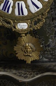MANIFATTURA FRANCESE DEL XIX SECOLO : Grande orologio da tavolo in stile Boulle, in legno ebanizzato intarsiato in metallo dorato a creare decori fitomorfi e applicazioni in bronzo dorato, cassa architettonica sormontata da figura allegorica del Tempo e da quattro putti alati  - Asta Asta 492 | ARTE ANTICA E DEL XIX SECOLO - Arte antica e antiquariato Tradizionale - Associazione Nazionale - Case d'Asta italiane