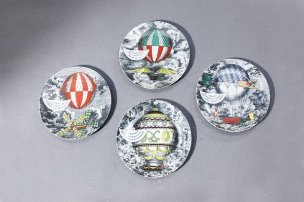 PIERO FORNASETTI Milano 1913 - 1988 : Quattro piatti della serie Mongolfiere  - Asta Design - Associazione Nazionale - Case d'Asta italiane