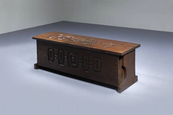 GIAN PAOLO ZALTRON : Cassapanca in legno di noce scuro intagliato. Anni '60 cm 45x90x41  - Asta Design - Associazione Nazionale - Case d'Asta italiane
