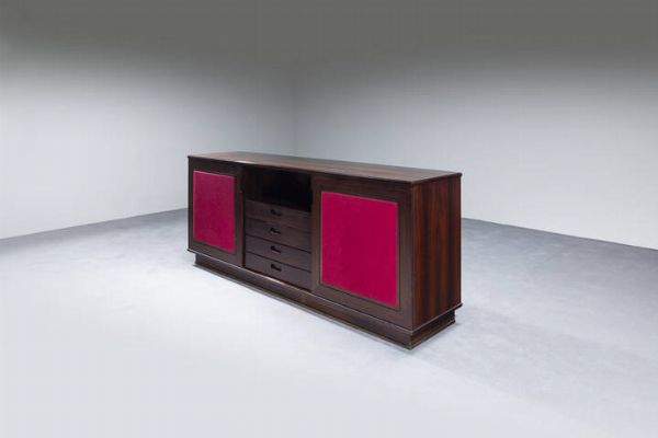 PRODUZIONE ITALIANA : Grande credenza in legno e ante rivestite in tessuto. Anni '70 cm 85x207x48 Difetti  - Asta Design - Associazione Nazionale - Case d'Asta italiane