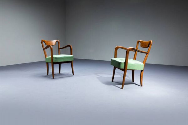 PRODUZIONE ITALIANA : Coppia di poltrone con struttura in legno  sedute e schienali imbottiti rivestiti in skai. Anni '50 cm 77x54x48  - Asta Design - Associazione Nazionale - Case d'Asta italiane