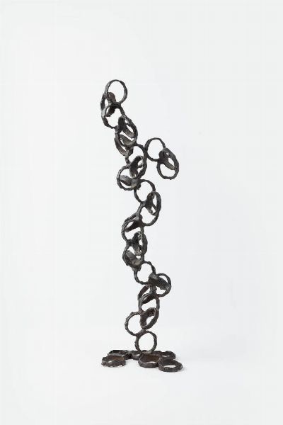 SCULTORE NON IDENTIFICATO : Scultura in metallo lavorato. Timbro del produttore non decifrato Anni '80 h cm 54x15  - Asta Design - Associazione Nazionale - Case d'Asta italiane