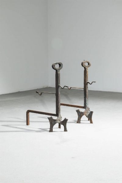 PRODUZIONE ITALIANA : Coppia di alari brutalisti in bronzo.  Anni '60 cm 57x45 Difetti  - Asta Design - Associazione Nazionale - Case d'Asta italiane