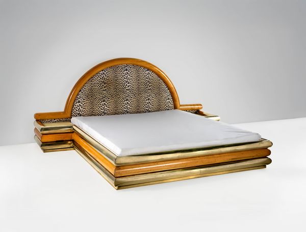 ROMEO REGA : Letto con grande testiera e comodini integrati.  - Asta Design - Associazione Nazionale - Case d'Asta italiane