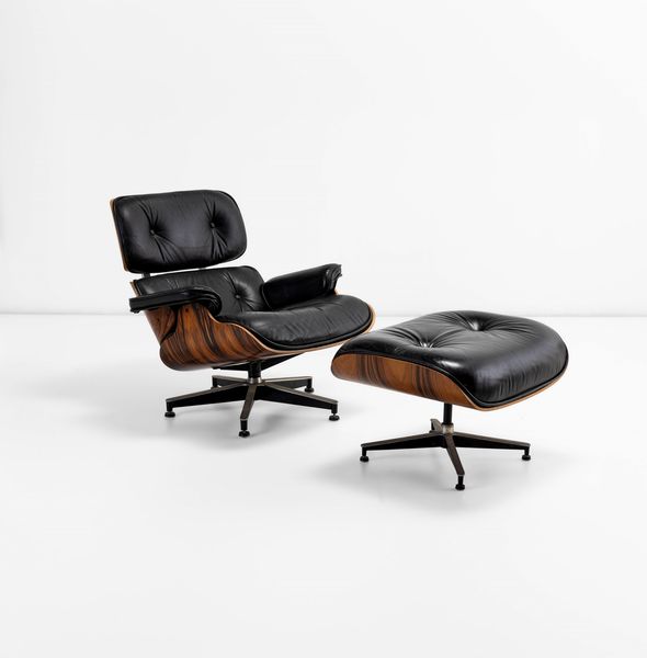Charles & Ray Eames, Stile di : Poltrona con ottomana  - Asta Design - Associazione Nazionale - Case d'Asta italiane