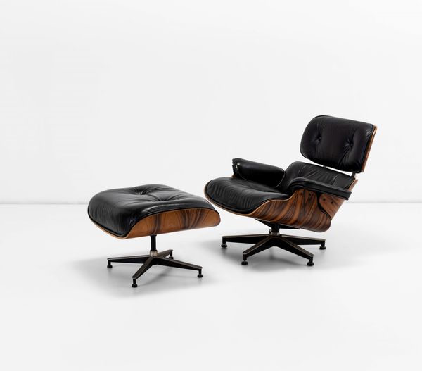 Charles & Ray Eames, Stile di : Poltrona con ottomana  - Asta Design - Associazione Nazionale - Case d'Asta italiane