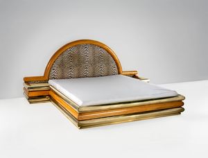 ROMEO REGA - Letto con grande testiera e comodini integrati.