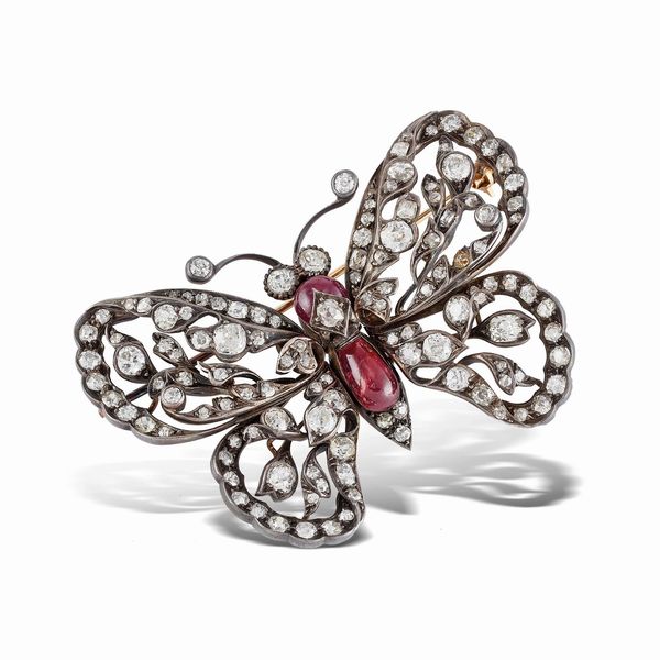 SPILLA A FORMA DI FARFALLA CON RUBINI E DIAMANTI  - Asta GIOIELLI - Associazione Nazionale - Case d'Asta italiane