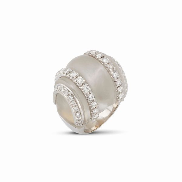 GRANDE ANELLO A CUPOLA CON CRISTALLO DI ROCCA E DIAMANTI  - Asta GIOIELLI - Associazione Nazionale - Case d'Asta italiane