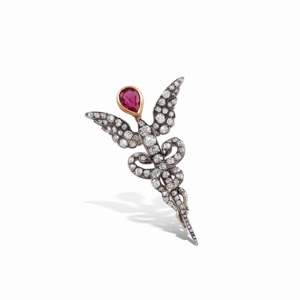 SPILLA A FORMA DI CADUCEO CON RUBINO E DIAMANTI  - Asta GIOIELLI - Associazione Nazionale - Case d'Asta italiane