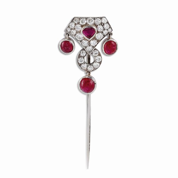 SPILLA DA GIACCA CON RUBINI E DIAMANTI  - Asta GIOIELLI - Associazione Nazionale - Case d'Asta italiane