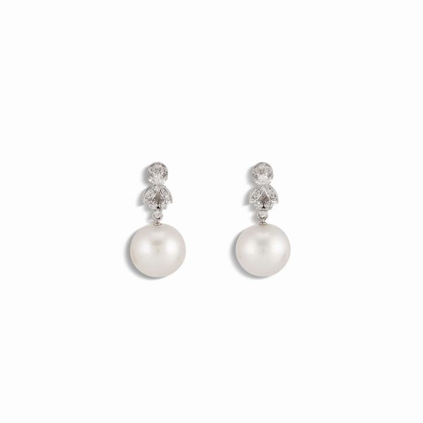 PAIO DI ORECCHINI PENDENTI CON PERLE E DIAMANTI  - Asta GIOIELLI - Associazione Nazionale - Case d'Asta italiane