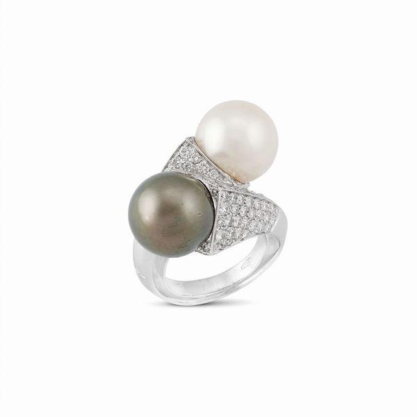 ANELLO CONTRARIE CON PERLE SOUTH SEA E DIAMANTI  - Asta GIOIELLI - Associazione Nazionale - Case d'Asta italiane