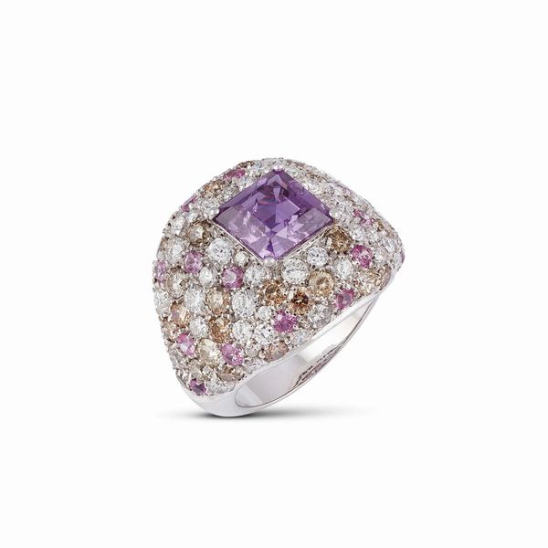ANELLO A FASCIA CON ZAFFIRO VIOLA NATURALE E DIAMANTI  - Asta GIOIELLI - Associazione Nazionale - Case d'Asta italiane