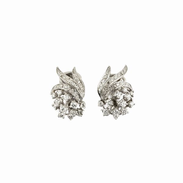 PAIO DI ORECCHINI A VOLUTE CON DIAMANTI  - Asta GIOIELLI - Associazione Nazionale - Case d'Asta italiane