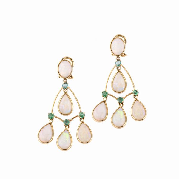 PAIO DI ORECCHINI PENDENTI CON OPALI E SMERALDI  - Asta GIOIELLI - Associazione Nazionale - Case d'Asta italiane