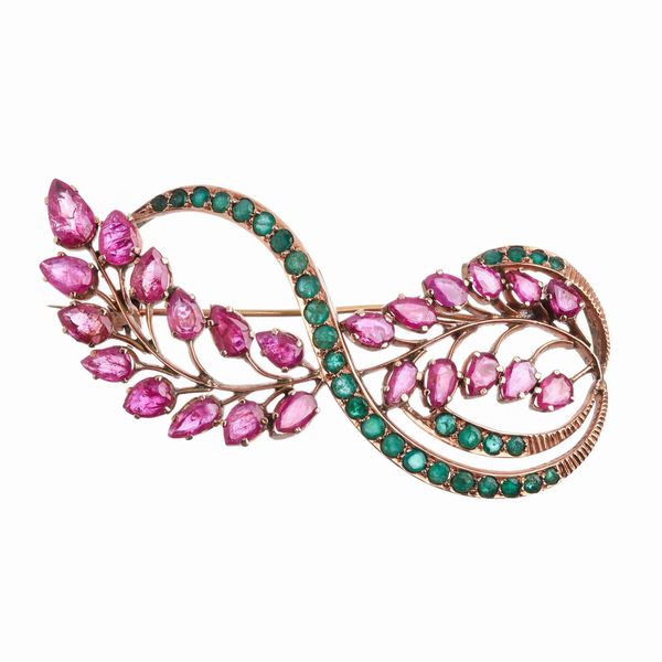 SPILLA A TRALCIO FIORITO CON RUBINI E SMERALDI  - Asta GIOIELLI - Associazione Nazionale - Case d'Asta italiane