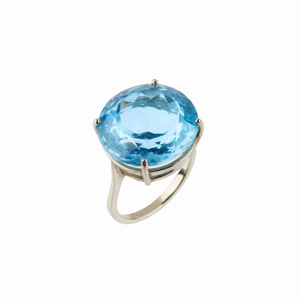 ANELLO CON GRANDE TOPAZIO AZZURRO  - Asta GIOIELLI - Associazione Nazionale - Case d'Asta italiane