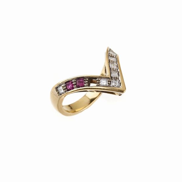 ANELLO CHEVRON CON RUBINI E DIAMANTI  - Asta GIOIELLI - Associazione Nazionale - Case d'Asta italiane