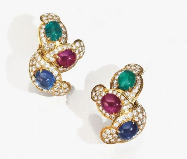 Paio di orecchini, Bulgari, fine anni '60, in oro giallo, diamanti, rubini, zaffiri e smeraldi  - Asta VINTAGE: BORSE E ACCESSORI DI HERMES, LOUIS VUITTON E ALTRE GRANDI MAISON - Associazione Nazionale - Case d'Asta italiane