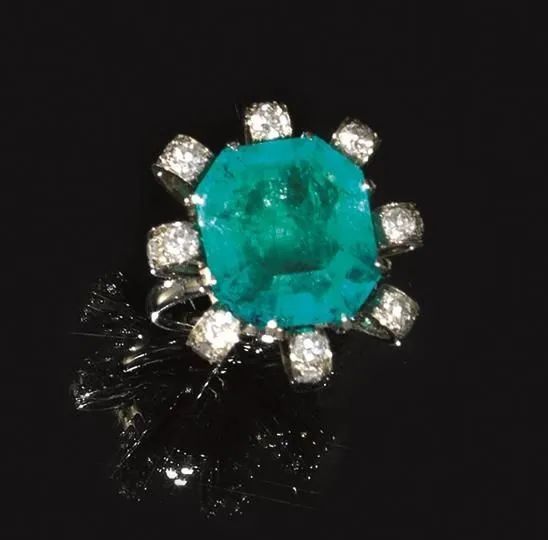 Anello in oro bianco, smeraldo e diamanti  - Asta VINTAGE: BORSE E ACCESSORI DI HERMES, LOUIS VUITTON E ALTRE GRANDI MAISON - Associazione Nazionale - Case d'Asta italiane