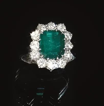 Anello in oro bianco, smeraldo e diamanti&nbsp;  - Asta VINTAGE: BORSE E ACCESSORI DI HERMES, LOUIS VUITTON E ALTRE GRANDI MAISON - Associazione Nazionale - Case d'Asta italiane