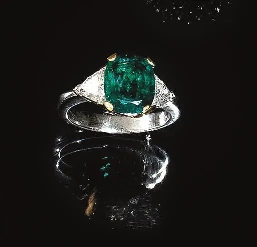 Anello in oro bianco, oro giallo, smeraldo e diamanti  - Asta VINTAGE: BORSE E ACCESSORI DI HERMES, LOUIS VUITTON E ALTRE GRANDI MAISON - Associazione Nazionale - Case d'Asta italiane