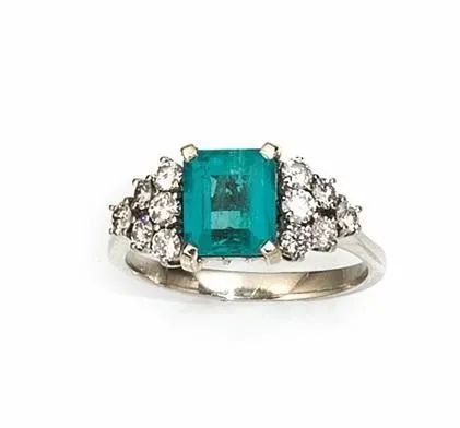 Anello in oro bianco, smeraldo e diamanti  - Asta VINTAGE: BORSE E ACCESSORI DI HERMES, LOUIS VUITTON E ALTRE GRANDI MAISON - Associazione Nazionale - Case d'Asta italiane