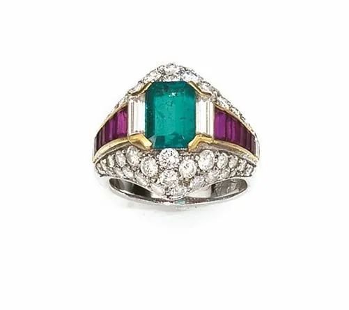 Anello in oro bianco, smeraldo, rubini e diamanti   - Asta VINTAGE: BORSE E ACCESSORI DI HERMES, LOUIS VUITTON E ALTRE GRANDI MAISON - Associazione Nazionale - Case d'Asta italiane