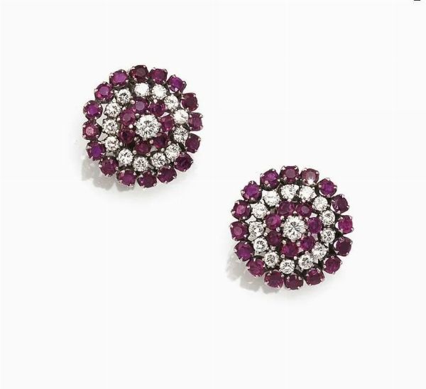 Paio di orecchini, Pederzani, in oro bianco, rubini e diamanti  - Asta VINTAGE: BORSE E ACCESSORI DI HERMES, LOUIS VUITTON E ALTRE GRANDI MAISON - Associazione Nazionale - Case d'Asta italiane