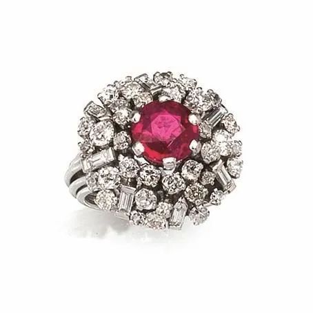 Anello in oro bianco, rubino e diamanti  - Asta VINTAGE: BORSE E ACCESSORI DI HERMES, LOUIS VUITTON E ALTRE GRANDI MAISON - Associazione Nazionale - Case d'Asta italiane