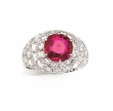 Anello in oro bianco, rubino e diamanti  - Asta VINTAGE: BORSE E ACCESSORI DI HERMES, LOUIS VUITTON E ALTRE GRANDI MAISON - Associazione Nazionale - Case d'Asta italiane