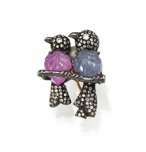 Spilla in oro brunito, diamanti, rubino e zaffiro  - Asta VINTAGE: BORSE E ACCESSORI DI HERMES, LOUIS VUITTON E ALTRE GRANDI MAISON - Associazione Nazionale - Case d'Asta italiane