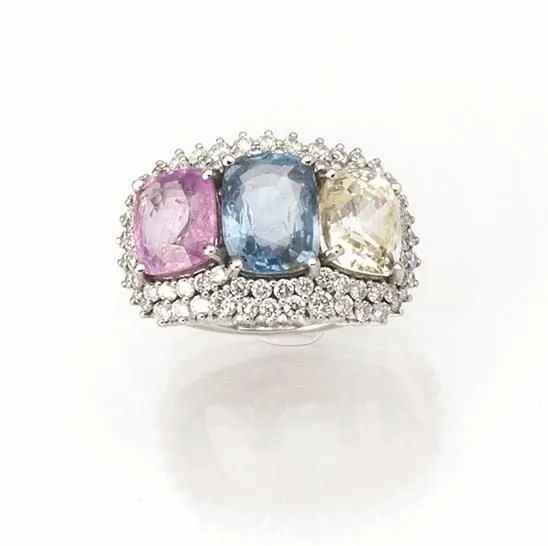 Anello in oro bianco, zaffiro giallo, rosa, blu e diamanti, corredato di certificato Stalwart  - Asta VINTAGE: BORSE E ACCESSORI DI HERMES, LOUIS VUITTON E ALTRE GRANDI MAISON - Associazione Nazionale - Case d'Asta italiane