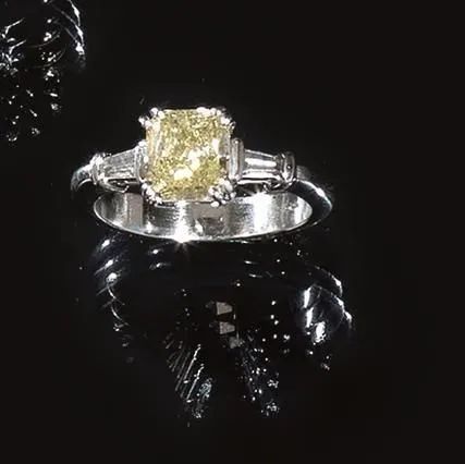 Anello in oro bianco, diamante Fancy e diamanti incolori  - Asta VINTAGE: BORSE E ACCESSORI DI HERMES, LOUIS VUITTON E ALTRE GRANDI MAISON - Associazione Nazionale - Case d'Asta italiane