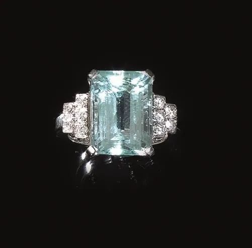 Anello in oro bianco, acquamarina e diamanti  - Asta VINTAGE: BORSE E ACCESSORI DI HERMES, LOUIS VUITTON E ALTRE GRANDI MAISON - Associazione Nazionale - Case d'Asta italiane