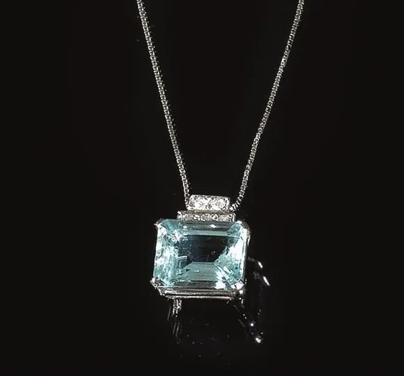 Pendente in oro bianco, acquamarina e diamante  - Asta VINTAGE: BORSE E ACCESSORI DI HERMES, LOUIS VUITTON E ALTRE GRANDI MAISON - Associazione Nazionale - Case d'Asta italiane