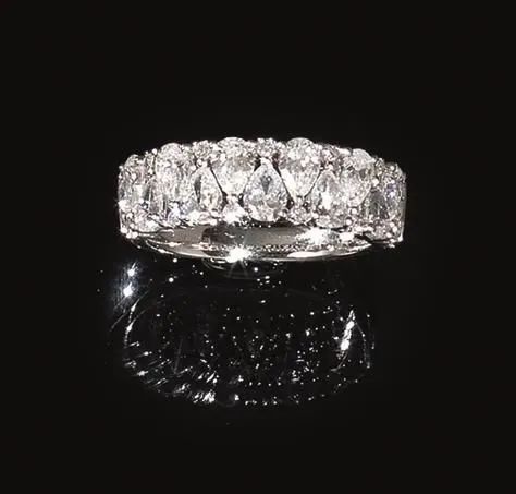 Anello in oro bianco e diamanti  - Asta VINTAGE: BORSE E ACCESSORI DI HERMES, LOUIS VUITTON E ALTRE GRANDI MAISON - Associazione Nazionale - Case d'Asta italiane