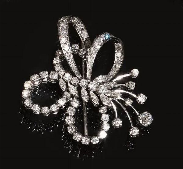 Spilla in oro bianco e diamanti&nbsp;  - Asta VINTAGE: BORSE E ACCESSORI DI HERMES, LOUIS VUITTON E ALTRE GRANDI MAISON - Associazione Nazionale - Case d'Asta italiane
