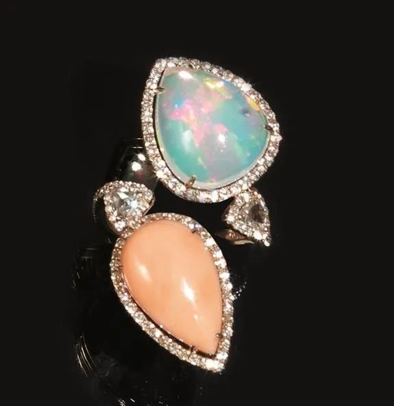 Anello in oro rosa, opale, corallo e diamanti   - Asta VINTAGE: BORSE E ACCESSORI DI HERMES, LOUIS VUITTON E ALTRE GRANDI MAISON - Associazione Nazionale - Case d'Asta italiane