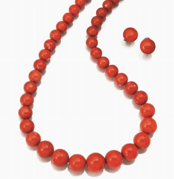 Demi-parure composta da collana e paio di orecchini in oro giallo e corallo  - Asta VINTAGE: BORSE E ACCESSORI DI HERMES, LOUIS VUITTON E ALTRE GRANDI MAISON - Associazione Nazionale - Case d'Asta italiane