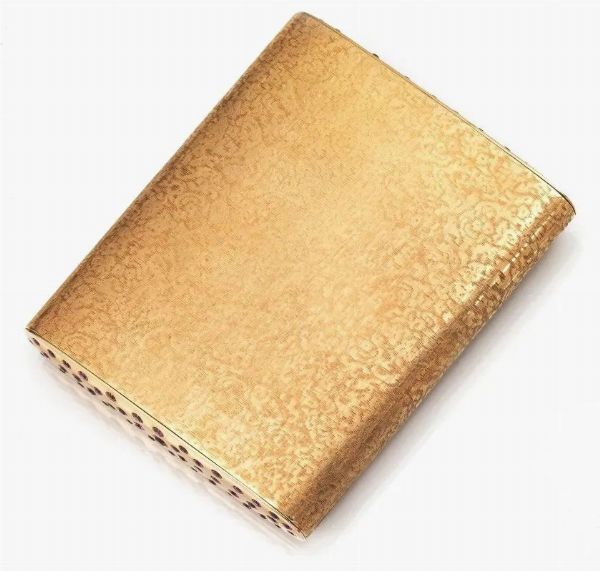 * Portasigarette, 1958 circa, in oro giallo e rubini  - Asta VINTAGE: BORSE E ACCESSORI DI HERMES, LOUIS VUITTON E ALTRE GRANDI MAISON - Associazione Nazionale - Case d'Asta italiane