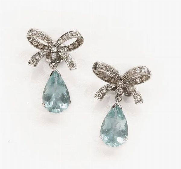 Paio di orecchini pendenti in oro bianco, diamanti e acquamarina  - Asta VINTAGE: BORSE E ACCESSORI DI HERMES, LOUIS VUITTON E ALTRE GRANDI MAISON - Associazione Nazionale - Case d'Asta italiane