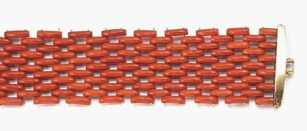 Bracciale in oro giallo e corallo&nbsp;  - Asta VINTAGE: BORSE E ACCESSORI DI HERMES, LOUIS VUITTON E ALTRE GRANDI MAISON - Associazione Nazionale - Case d'Asta italiane