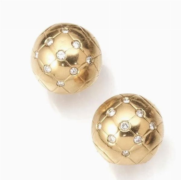 Paio di orecchini in oro giallo e diamanti&nbsp;  - Asta VINTAGE: BORSE E ACCESSORI DI HERMES, LOUIS VUITTON E ALTRE GRANDI MAISON - Associazione Nazionale - Case d'Asta italiane